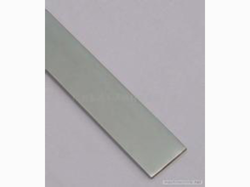 普通扁钢应用挺多但刚性较差而且在表面平整度上不如冷拉扁钢